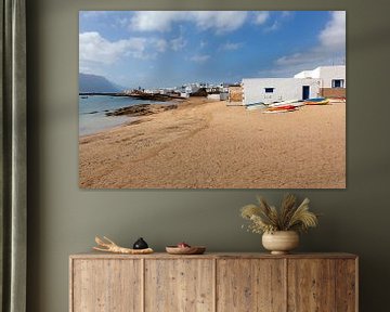 Strand met bootjes en witte huizen in Caleto de Sebo op het eiland La Graciosa van Lanzarote van Peter de Kievith Fotografie