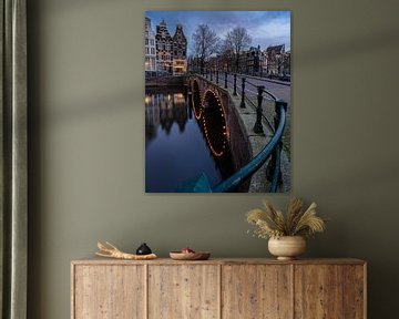 Amsterdamse grachten in het blauwe uurtje van Bas Banga