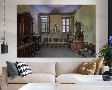 Ein Hinterzimmer mit vielen Möbeln und Klavier von Perry Wiertz