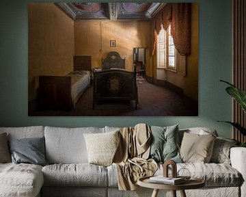 Verlassenes Schlafzimmer mit Licht und schöner Decke von Perry Wiertz