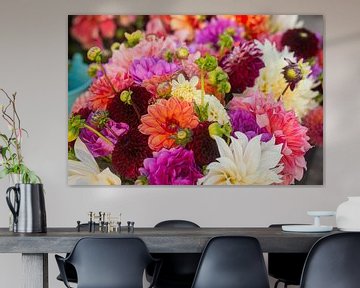 Fleurs de Dahlia de différentes couleurs dans un grand bouquet sur Margriet Hulsker