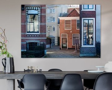 Straat met verschillende huizen in Gorinchem in Nederland van Peter de Kievith Fotografie
