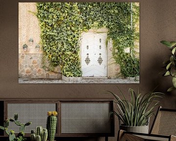 Klimop tegen muur met mooie oude deur van Evelien Oerlemans