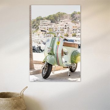 Vintage Vespa-Roller im Hafen von Port de Sóller von Evelien Oerlemans