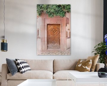 Holztür in Rosa und Grün in Frankreich | Pastell Reise Foto Wandkunst von Milou van Ham