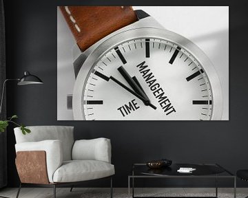 Macrofoto van een modern metalen horloge met de tekst Time Management op de wijzerplaat van Tonko Oosterink