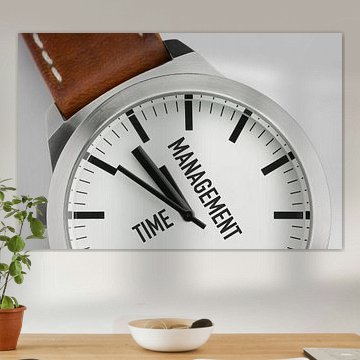 Makroaufnahme einer modernen Metalluhr mit dem Text Time Management auf dem Zifferblatt