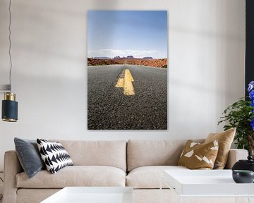 Gele streep op asfalt weg die leidt naar Monument Valley