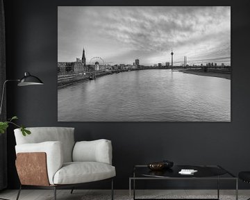 Düsseldorf Skyline schwarz-weiß von Michael Valjak