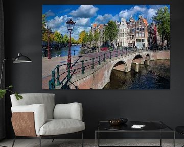 Brug over een gracht in Amsterdam van Jan Kranendonk