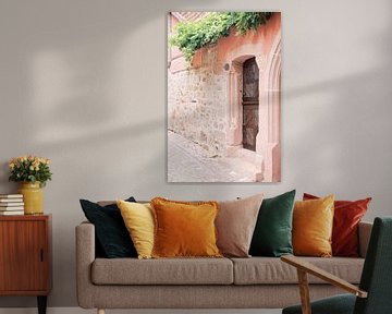 Houten poort in roze muur | Pastel reisfoto wall art Frankrijk van Milou van Ham