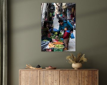 Groente verkoop in een zijstraat van Thamel Kathmandu van Ton Tolboom