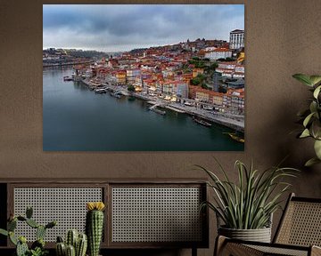 Kleurrijk Porto en de Douro rivier in Portugal van Teun Janssen