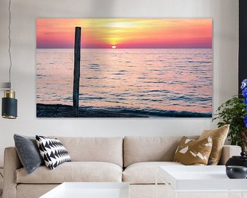 Zonsondergang op het zandstrand