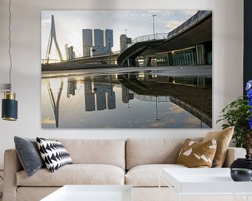 Erasmusbrug en kop van zuid in Rotterdam weerspiegelt van Remco Swiers
