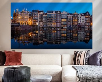 Perfecte Damrak reflectie. van Gerard Koster Joenje (Vlieland, Amsterdam & Lelystad in beeld)