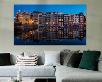 Perfecte Damrak reflectie. van Gerard Koster Joenje (Vlieland, Amsterdam & Lelystad in beeld)