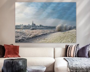 Uitzicht op Kampen en de IJssel in de winter in Nederland van Sjoerd van der Wal