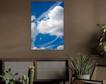 Blauwe lucht met mooie wolken en strepen van Peter de Kievith Fotografie