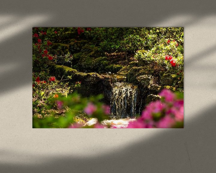 Sfeerimpressie: kleine Waterval met bloemen er om heen in keukenhof van Margriet Hulsker