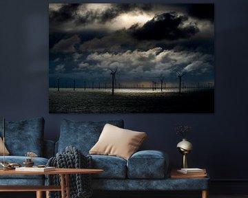 Donkere wolken boven zee op windmolenpark van Menno Mulder