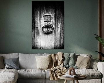 Close-up deurklink op houten deur | Griekenland | Zwart-wit foto I Reis- & Straatfotografie van Diana van Neck Photography