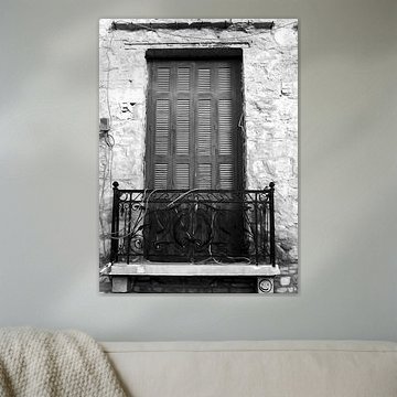 Plaka-Old Window-bw