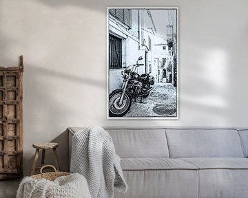 Une ruelle et une moto