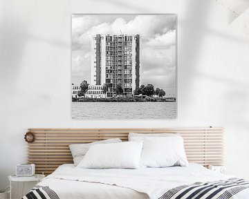 Landmark woontoren in Bergen op Zoom (zwart-wit) van Art by Jeronimo
