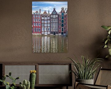 Grachtenpanden aan het Damrak in Amsterdam