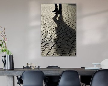 Schatten eines Fußgängers von Heiko Kueverling