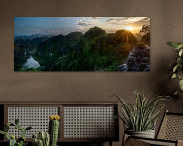Panorama zonsondergang over de toppen van Ninh Binh van Ellis Peeters