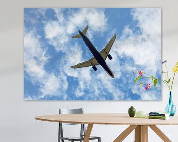 Passagiersvliegtuig met bewolkte lucht