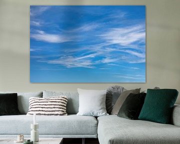 Sluierwolken in een blauwe lucht 2 van Percy's fotografie