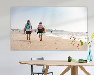 Wandelen langs het water op het strand van Percy's fotografie