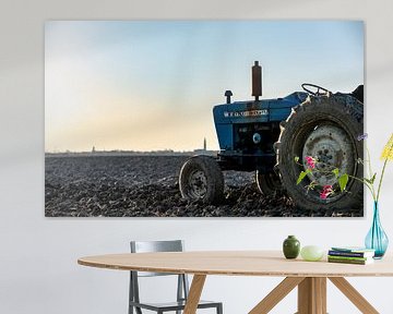 Tractor met Middelburg op de achtergrond 4 van Percy's fotografie