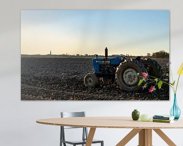Tractor met Middelburg op de achtergrond van Percy's fotografie