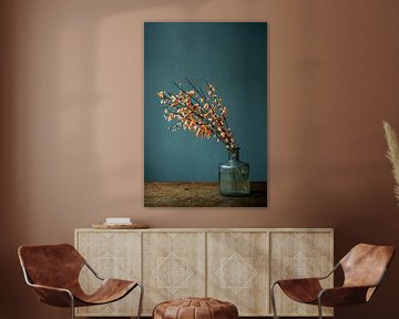 Foto print | Oranje Brem in glazen vaasje tegen blauw groene achtergrond | modern van Jenneke Boeijink