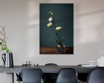 Foto print | witte rozen in glazen vaasje | Botanisch | van Jenneke Boeijink