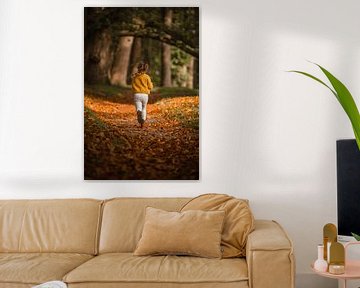 Herfst sfeerbeeld van rennend meisje met vlechtjes in het bos van Mayra Fotografie