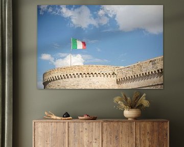 Italiaanse vlag bovenop een kasteelmuur van Esther Mennen