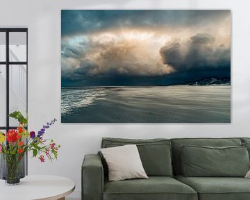 Dreigende wolkenlucht boven het strand van Terschelling van Alex Hamstra