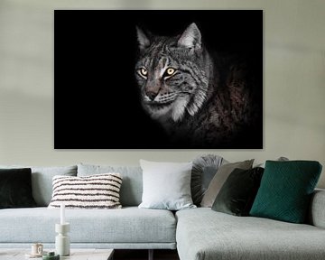 gevaarlijke blik van de gloeiende ogen van de lynx in de nacht, snuit... van Michael Semenov