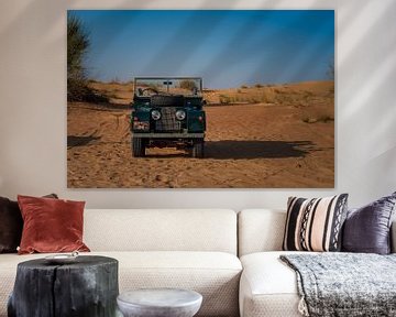 Un vieux Land Rover dans le désert sur Michiel van den Bos
