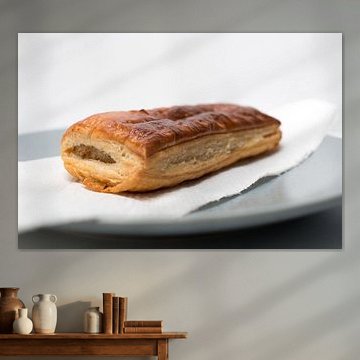 Ein frisches Wurstbrötchen direkt aus dem Ofen.