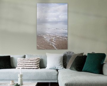 Pastellfarbener Blick auf den Strand und die Wellen in Katwijk aan Zee | Strandfotografie in den Nie von Evelien Lodewijks