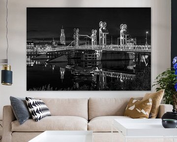 Kampen, le front de la ville, avec le pont de la ville en noir et blanc sur Fotografie Ronald