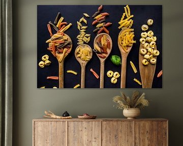 Pollepels met pasta, wooden spoons with Italian pasta. van Corrine Ponsen