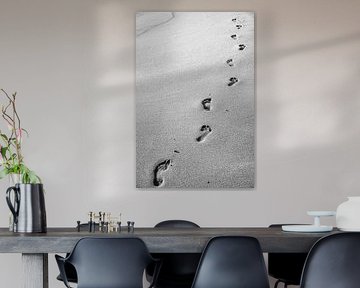 voetafdrukken in het zand aan de kust