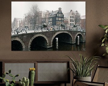 Brug en grachtenpanden in Amsterdam in de sneeuw van iPics Photography